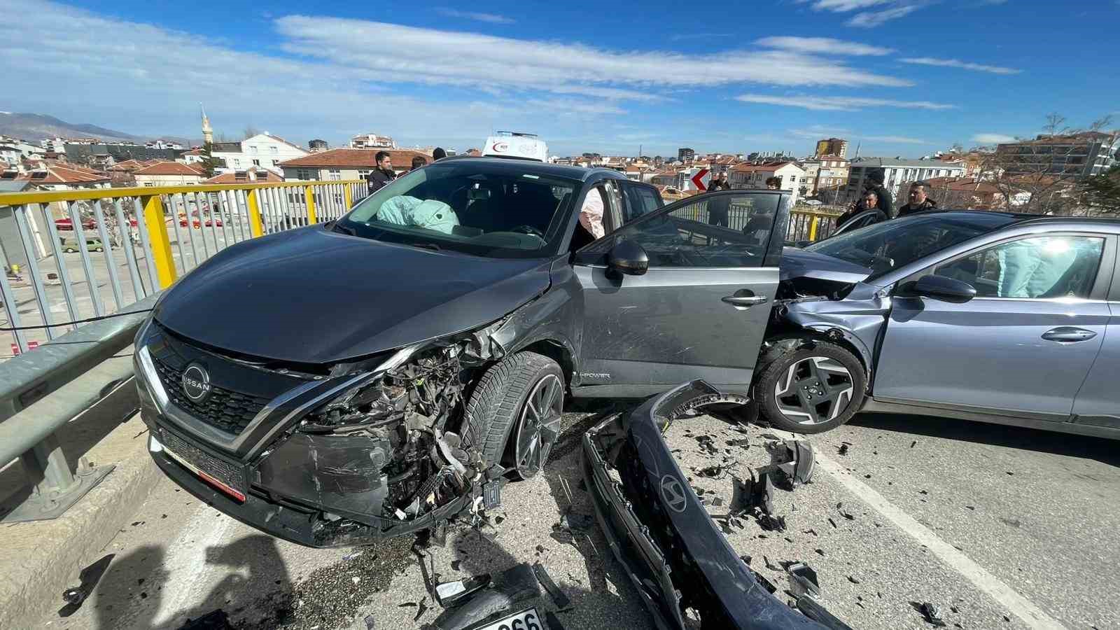 cip ile otomobil kafa kafaya carpisti 6 yarali 1 gFDT3m3U