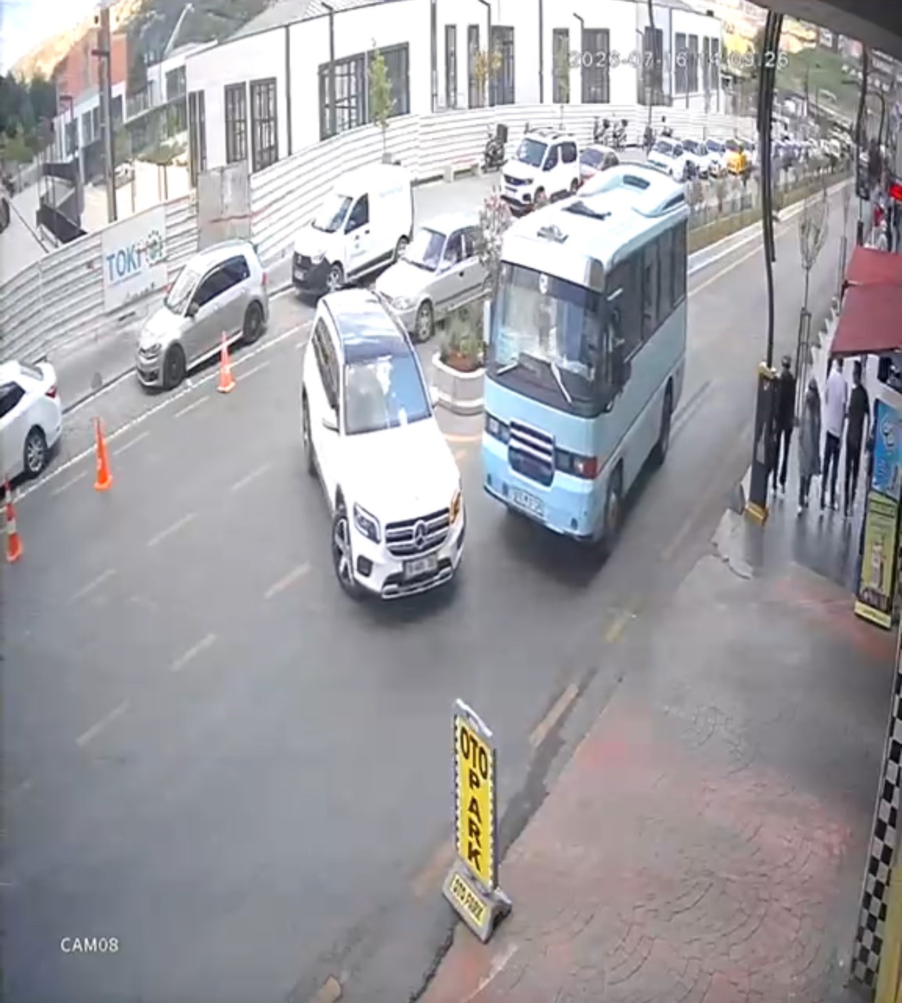 Cip ile yolcu minibüsünün çarpıştığı anlar kamerada 4 cip ile yolcu minibusunun carpistigi anlar kamerada 0