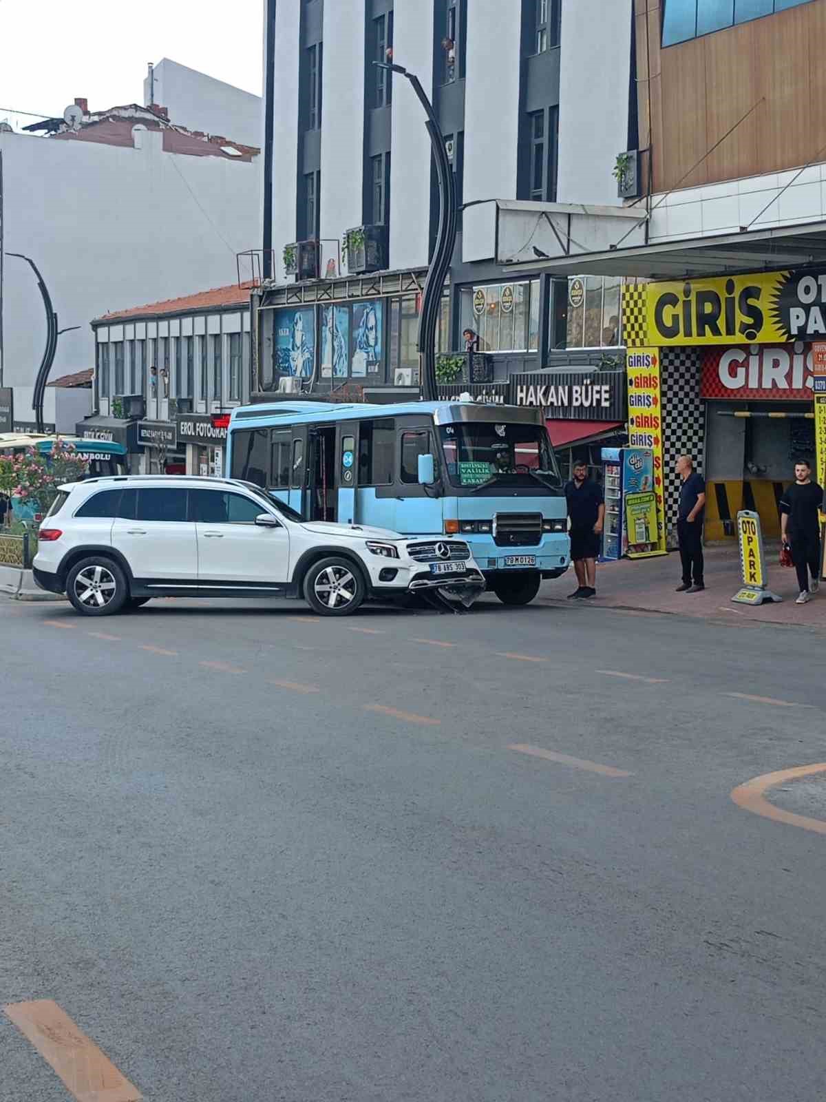 Cip ile yolcu minibüsünün çarpıştığı anlar kamerada 5 cip ile yolcu minibusunun carpistigi anlar kamerada 1