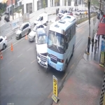 cip-ile-yolcu-minibusunun-carpistigi-anlar-kamerada-WpPM3bAm.jpg