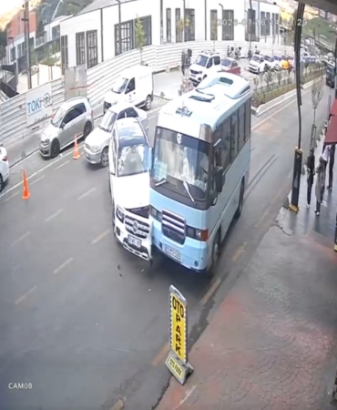 cip-ile-yolcu-minibusunun-carpistigi-anlar-kamerada-WpPM3bAm.jpg