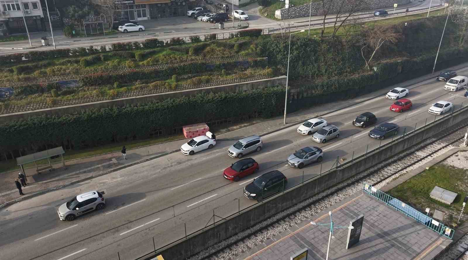 cipi oto yolun sol seridine kilitleyip gitti 6 ei9sIzsG