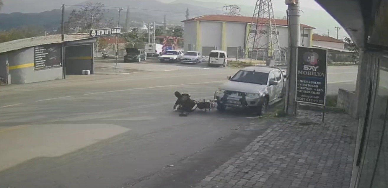 Ciple çarpışan motosikletin sürücüsü metrelerce savruldu 5 ciple carpisan motosikletin surucusu metrelerce savruldu 1
