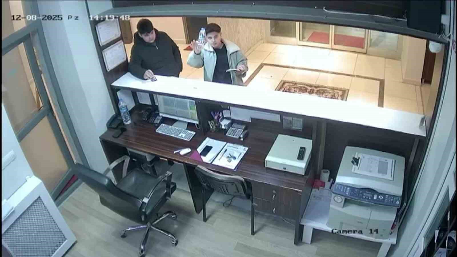Çırak öğrencilerden örnek davranış: Aldıkları suyu kameraya gösterip parasını bıraktılar 4 cirak ogrencilerden ornek davranis aldiklari suyu kameraya gosterip parasini biraktilar 0 Tj3bUr58