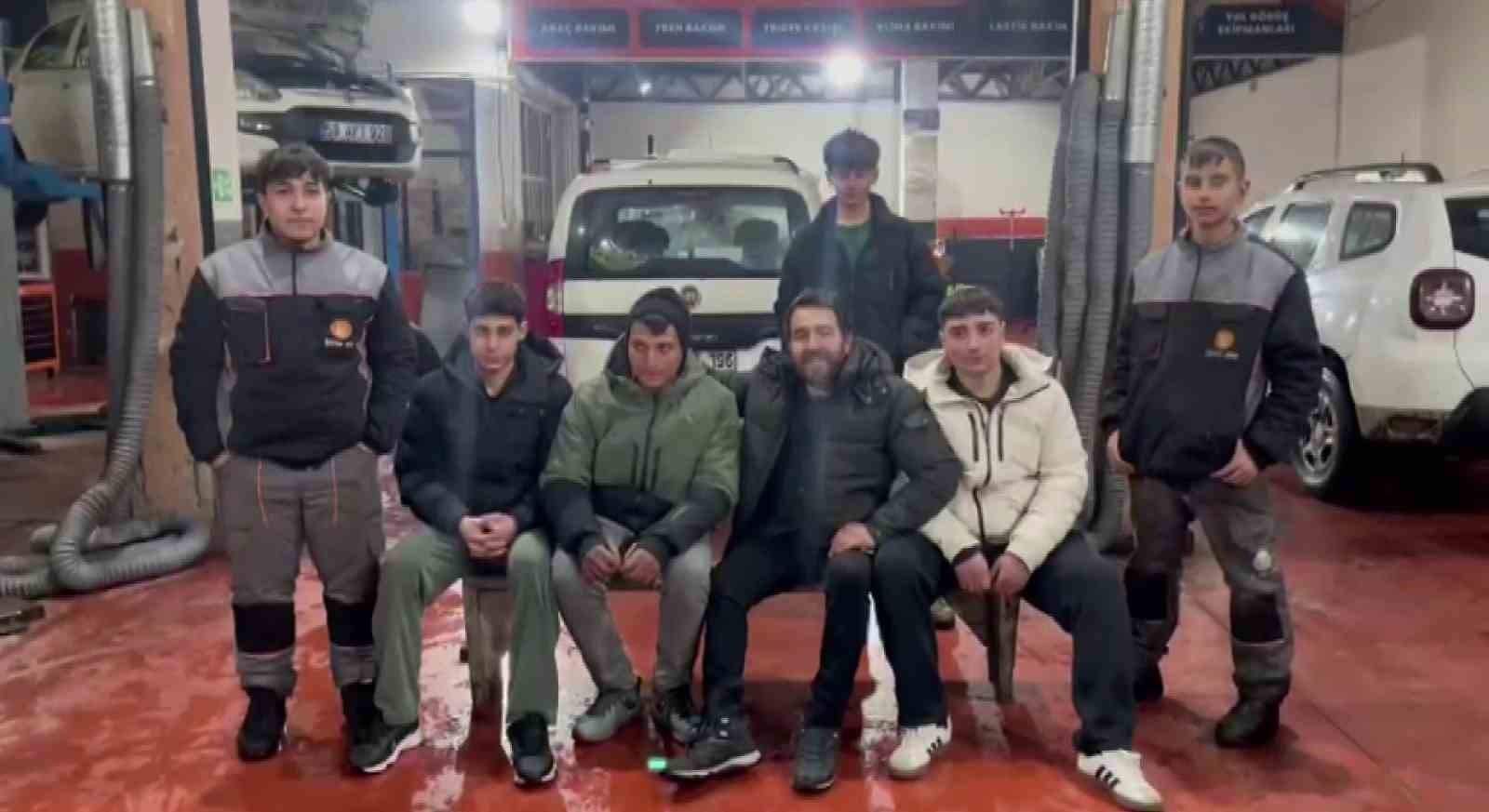 ciraklarinin istegini geri cevirmeyen usta karda eglenceye ortak oldu 4 dz3V61tV