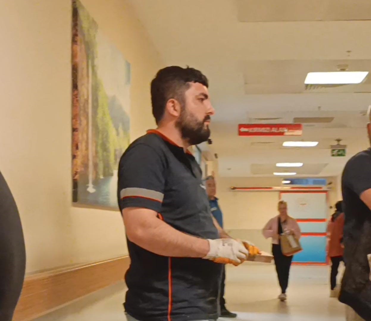 civiyi tahta yerine eline cakti hastaneye kaldirildi 3 zUG857qO