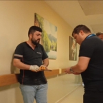 civiyi-tahta-yerine-eline-cakti-hastaneye-kaldirildi-ZE3rSnHk.jpg