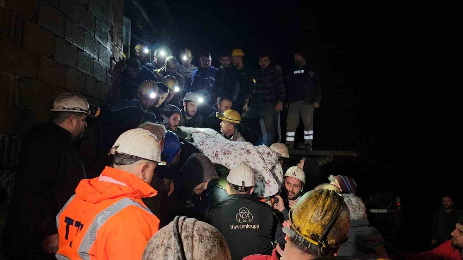cizmeleriyle morga kaldirilan madencinin cenazesi yurek burktu 1 8GrePDkC