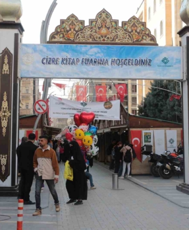 cizre-kitap-fuarini-10-gunde-yuz-bini-askin-kisi-ziyaret-etti-YHUQBIgV.jpg