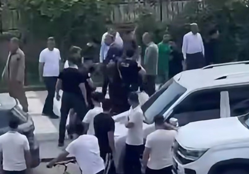 Cizre’de 400 kişilik aile kavgasında ortalık savaş alanına döndü: 8 yaralı, 17 gözaltı 5 cizrede 400 kisilik aile kavgasinda ortalik savas alanina dondu 8 yarali 17 gozalti 1 uS6lMkmK