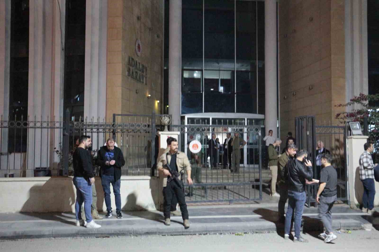 cizrede adliye onundeki silahli saldiri olayina iliskin 4 sahis tutuklandi 3 5QLcJa6m