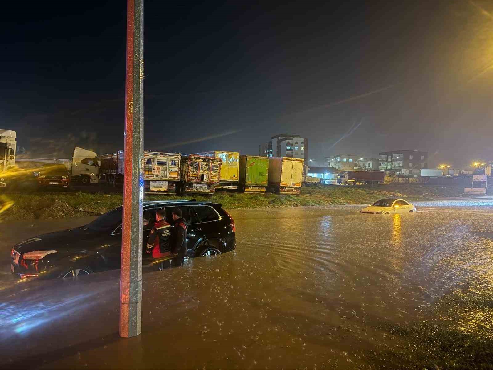Cizre’de araçlarda mahsur kalan 3 kişiyi itfaiye ekipleri kurtardı 6 cizrede araclarda mahsur kalan 3 kisiyi itfaiye ekipleri kurtardi 2 ccdr76X9