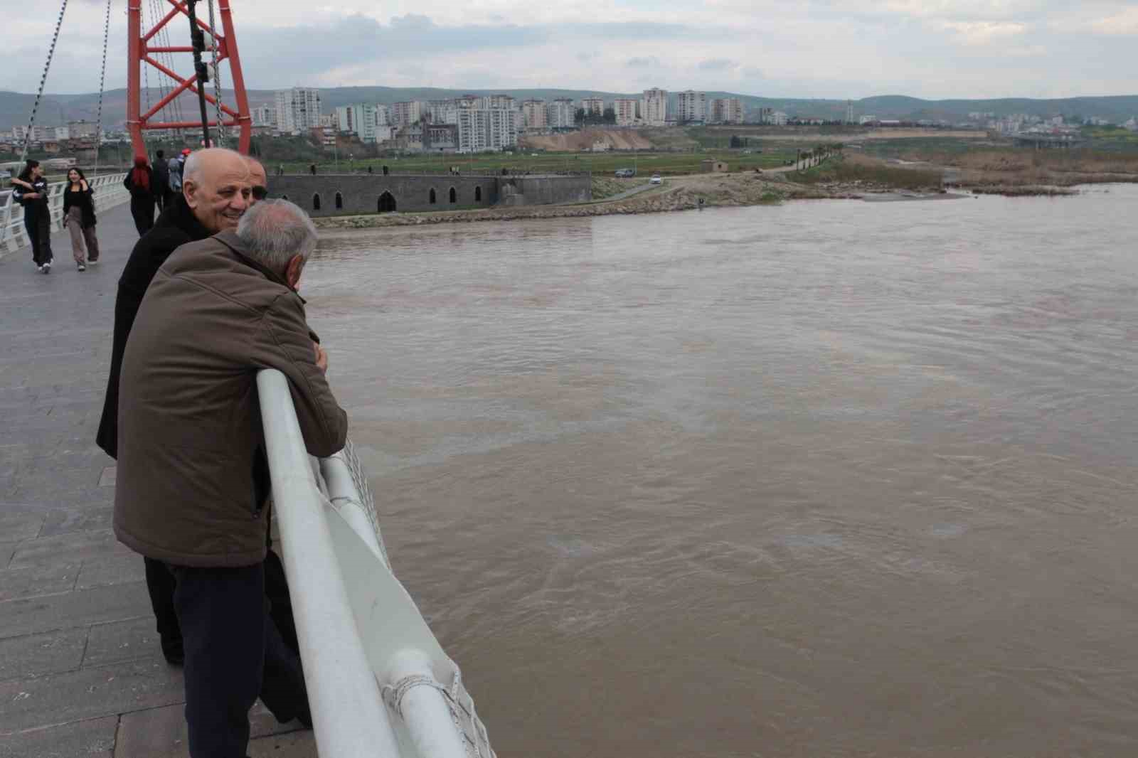 cizrede boru hattindaki sizinti nedeniyle petrol dicle nehrine karisti ekipler arizayi giderdi 1 VS3e3jUL