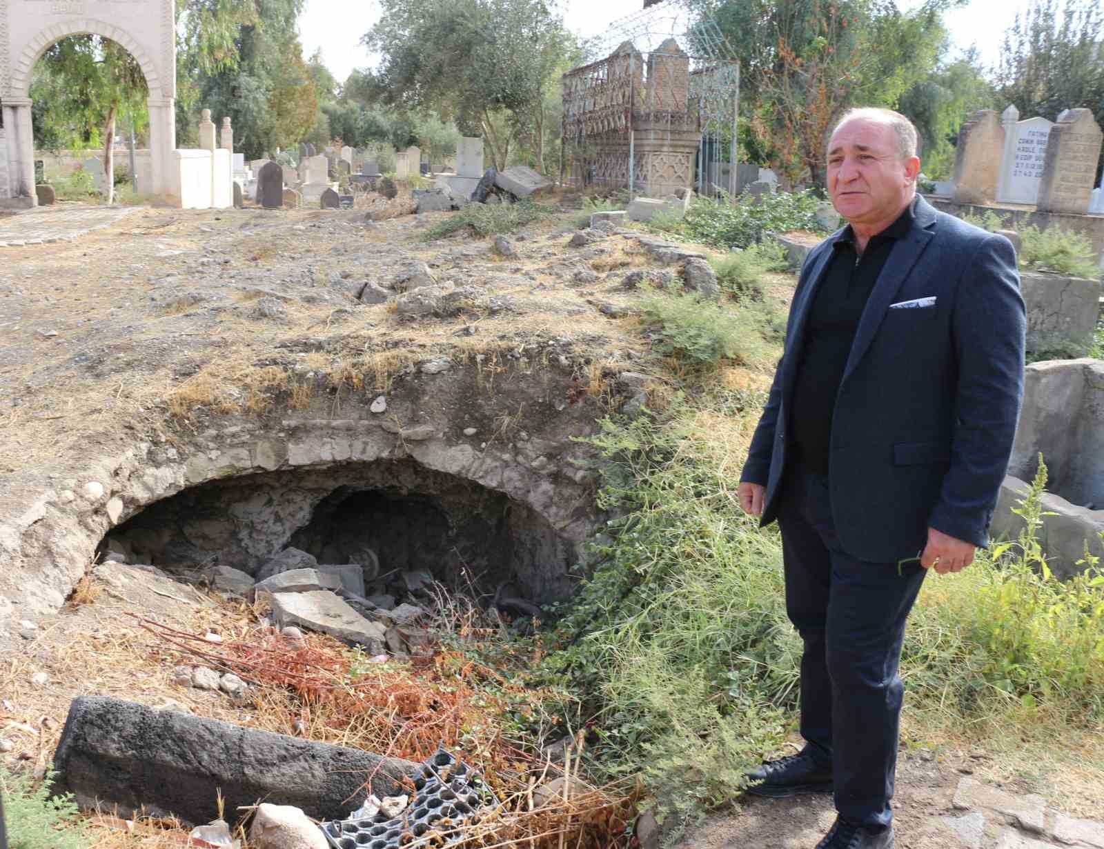 cizrede definecilerin hedefindeki tarihi medreseye restorasyon talebi 2