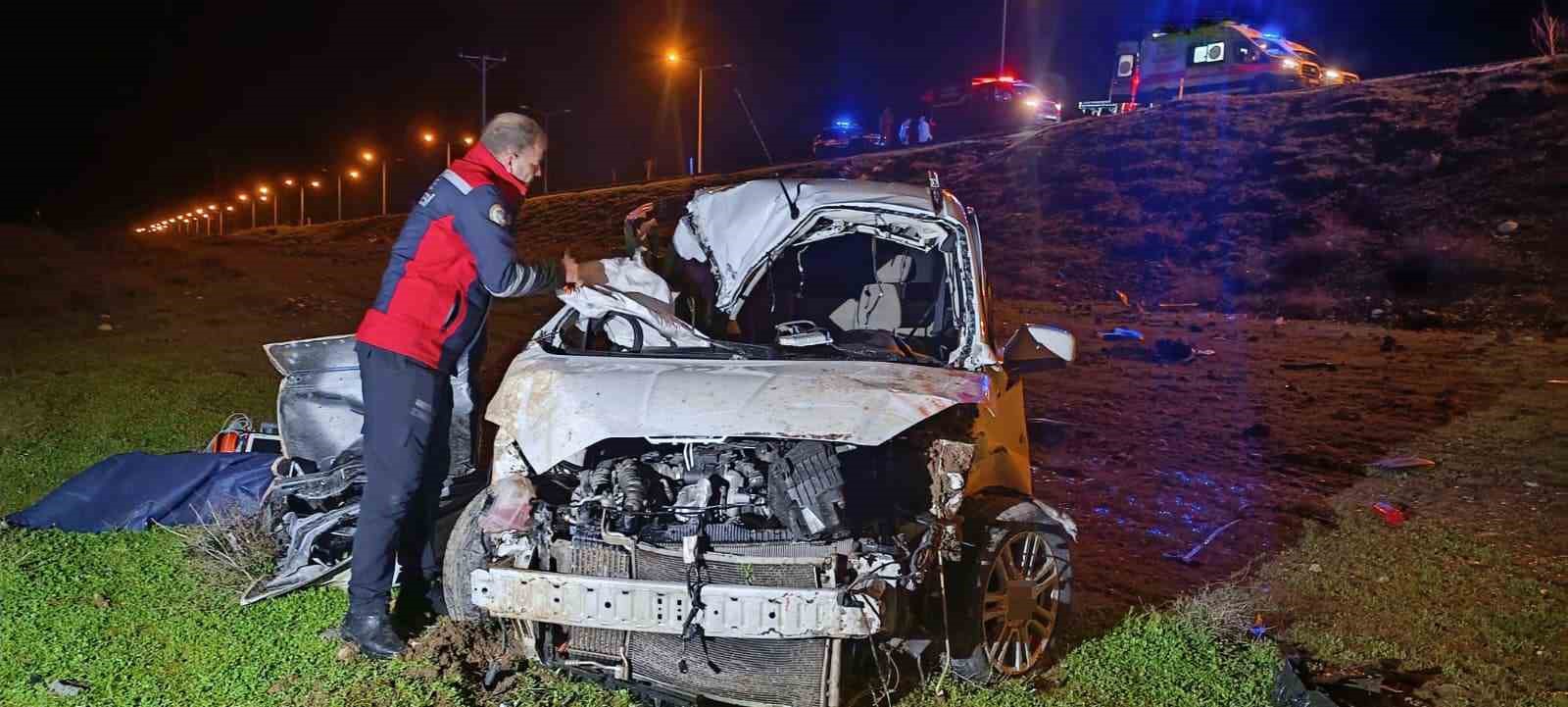 cizrede hafif ticari arac sarampole yuvarlandi 1 olu 1 agir yarali 1 99DfJyCA