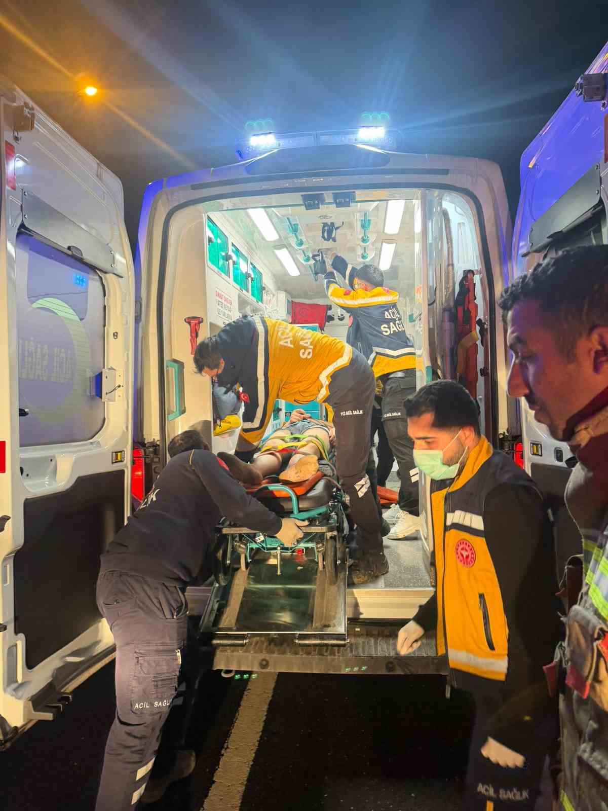 cizrede hafif ticari arac sarampole yuvarlandi 1 olu 1 agir yarali 10 sCuw1VKA