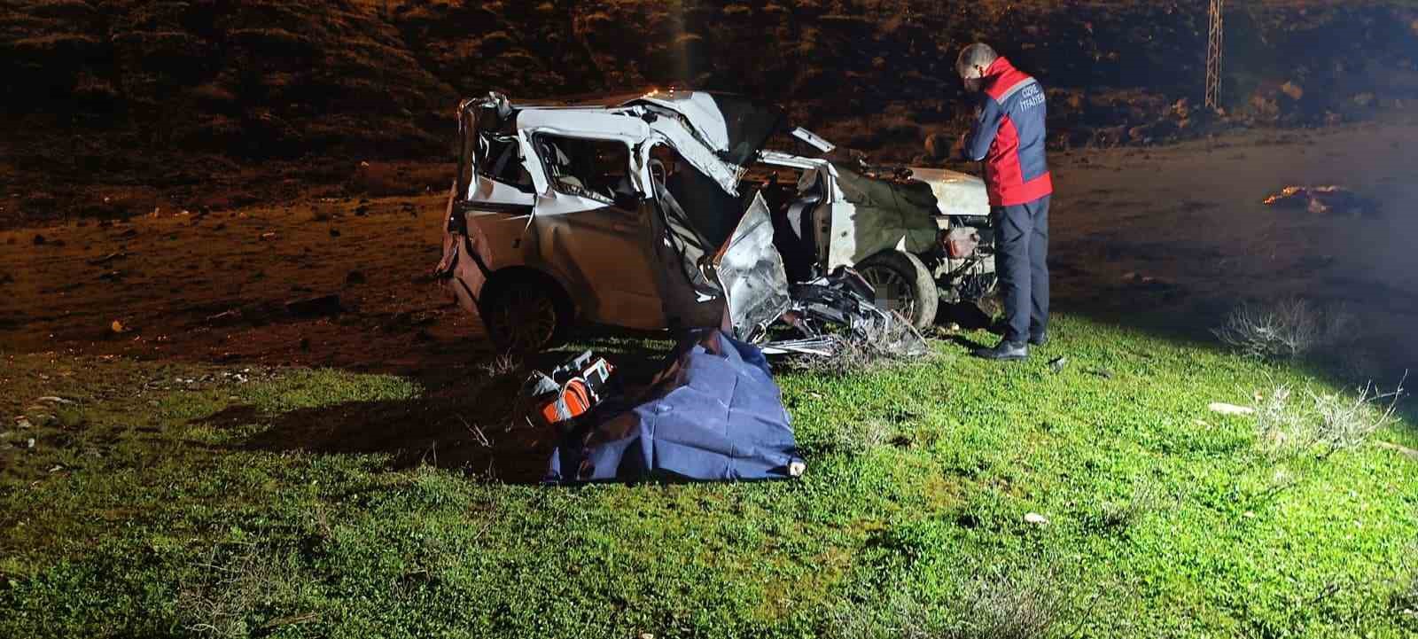 cizrede hafif ticari arac sarampole yuvarlandi 1 olu 1 agir yarali 2 HG3glXAa