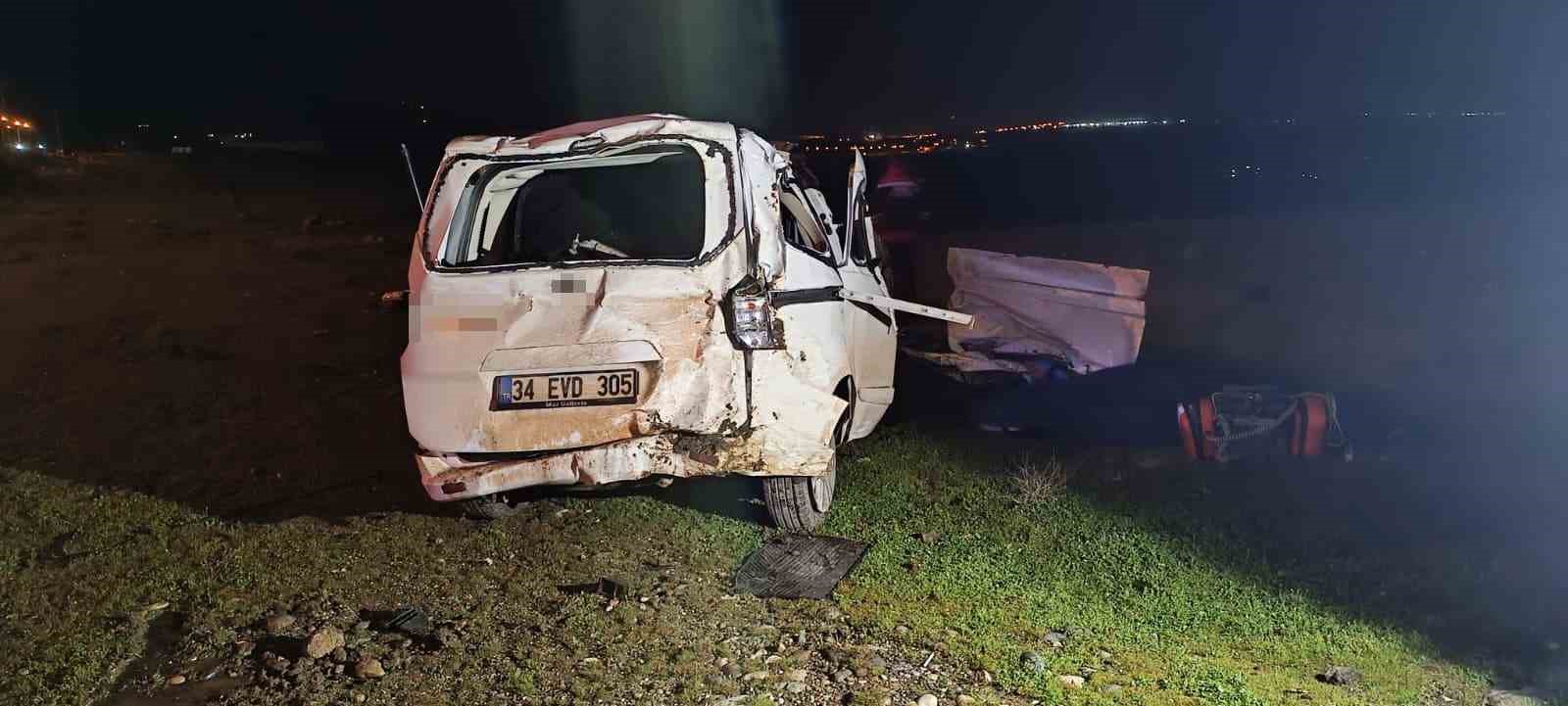 cizrede hafif ticari arac sarampole yuvarlandi 1 olu 1 agir yarali 3 Qn3RKaXs