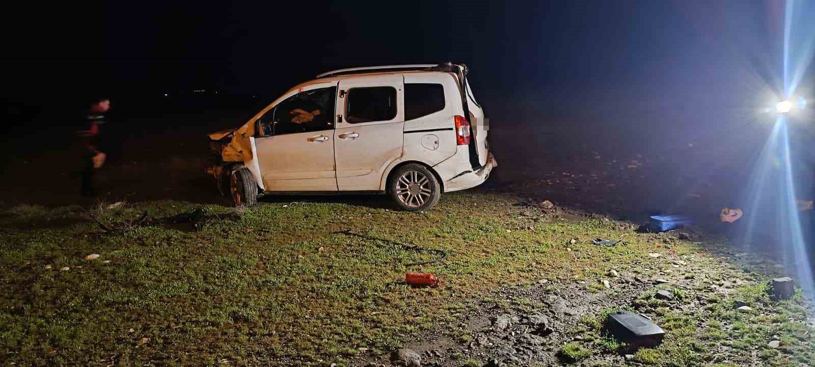 cizrede hafif ticari arac sarampole yuvarlandi 1 olu 1 agir yarali 4 OinmyJR4