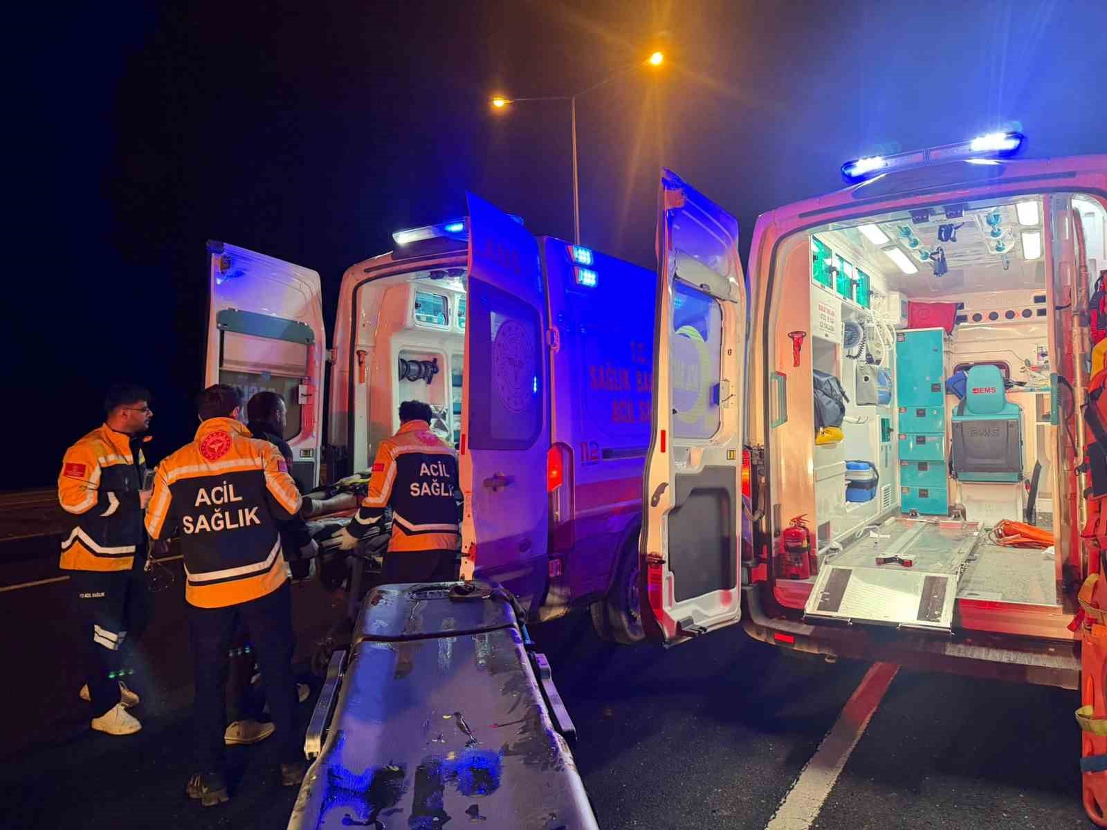 cizrede hafif ticari arac sarampole yuvarlandi 1 olu 1 agir yarali 8