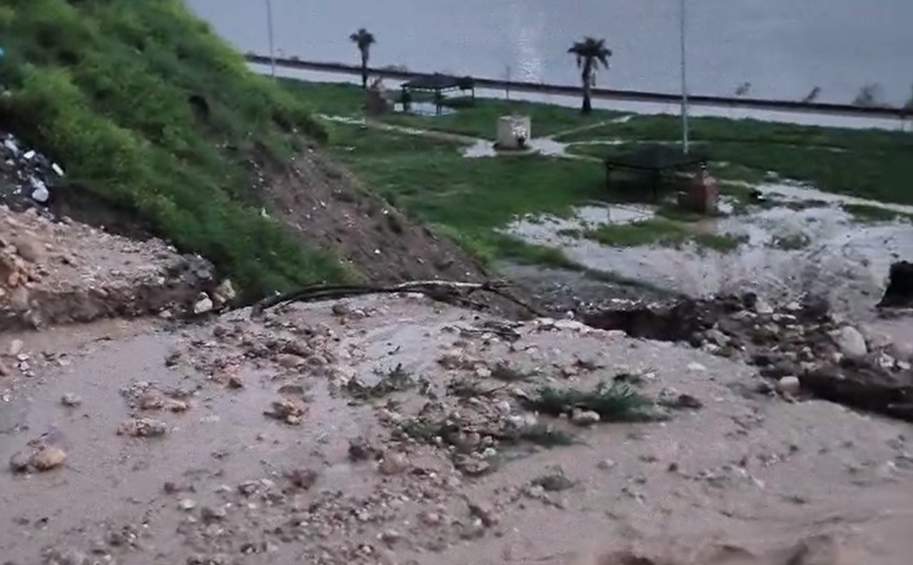 cizrede heyelan yolu kapatti cok sayida arac ve vatandas mahsur kaldi 0 z9USO23B