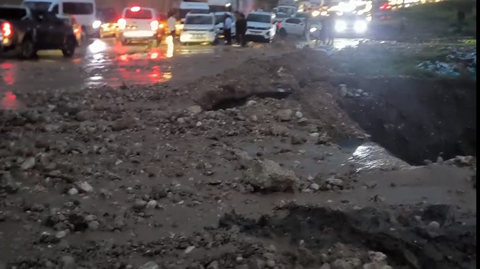 cizrede heyelan yolu kapatti cok sayida arac ve vatandas mahsur kaldi 1 sQLSwkcR