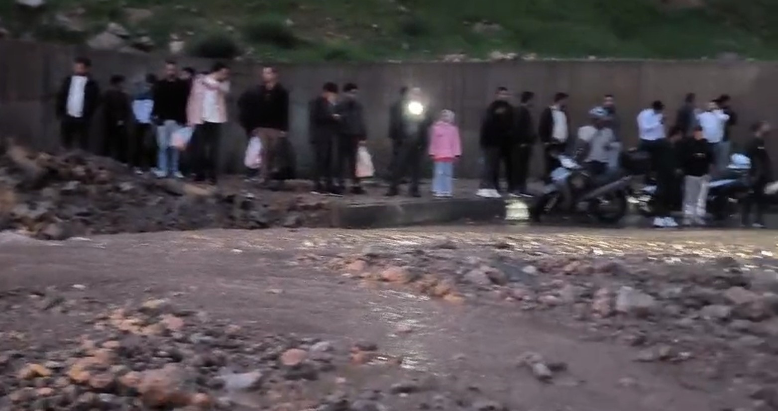 cizrede heyelan yolu kapatti cok sayida arac ve vatandas mahsur kaldi 3 U8NaUYll