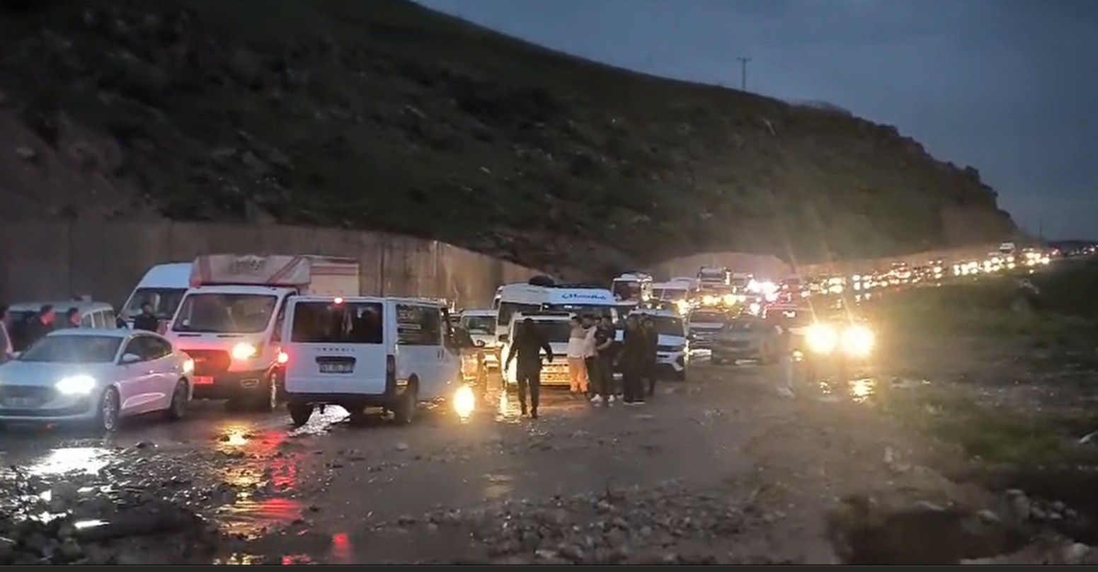 cizrede heyelan yolu kapatti cok sayida arac ve vatandas mahsur kaldi 4