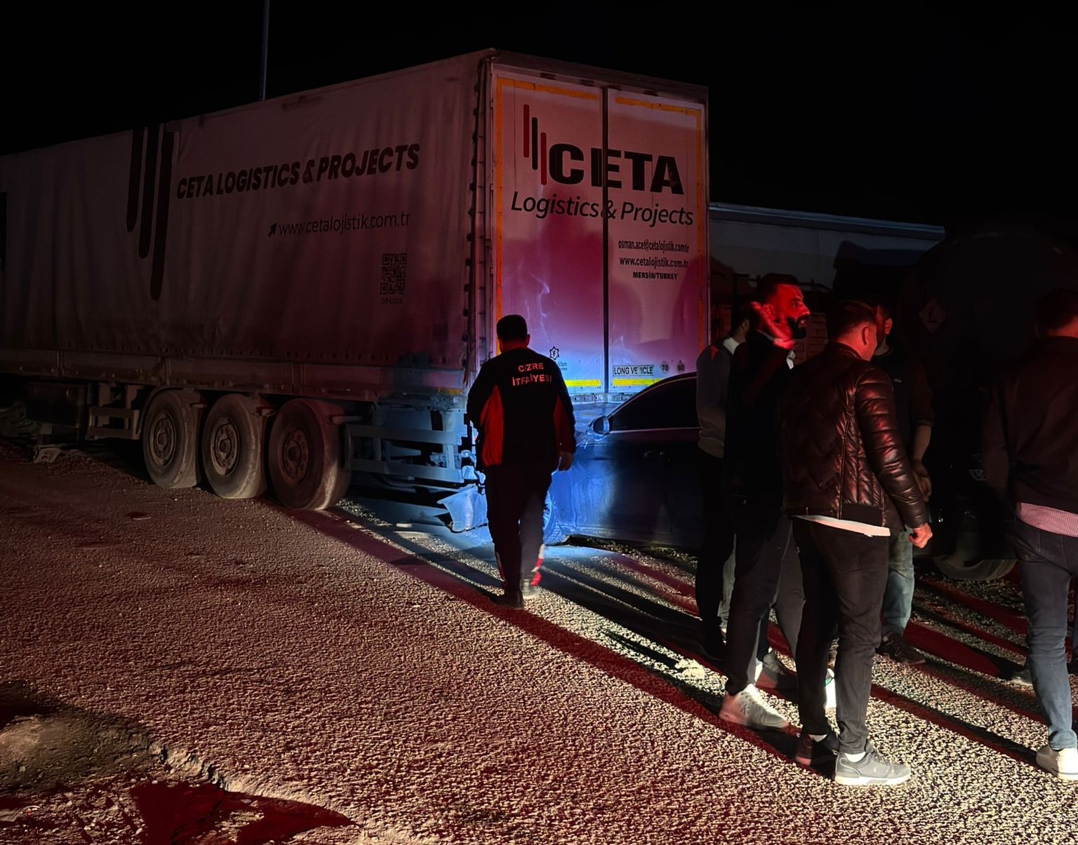 Cizre’de iki tır arasında sıkışan otomobil kağıt gibi ezildi: 1 yaralı 5 cizrede iki tir arasinda sikisan otomobil kagit gibi ezildi 1 yarali 1 y4DeQea6