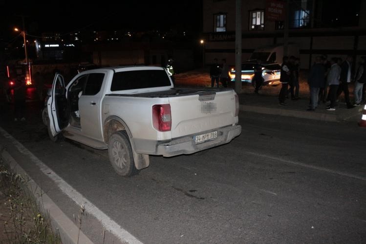 cizrede kamyonet otomobile arkadan carpti 2 yarali 1 4yj2tcVD