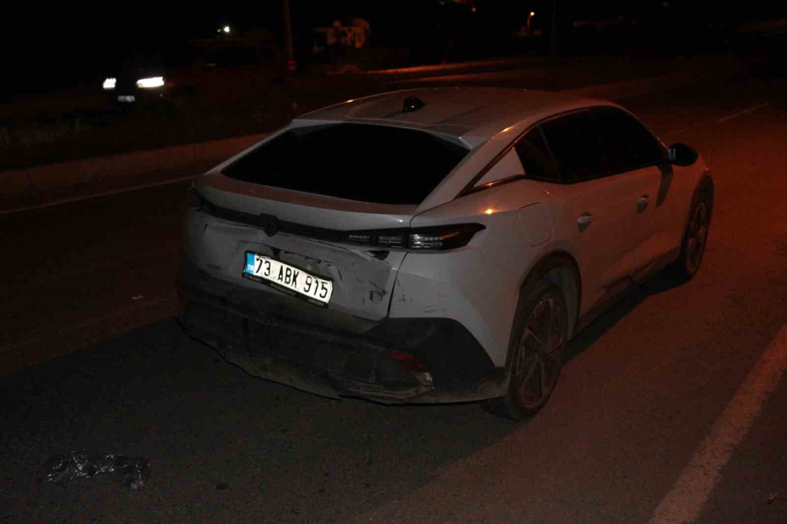 cizrede kamyonet otomobile arkadan carpti 2 yarali 3 tjhWQu9G