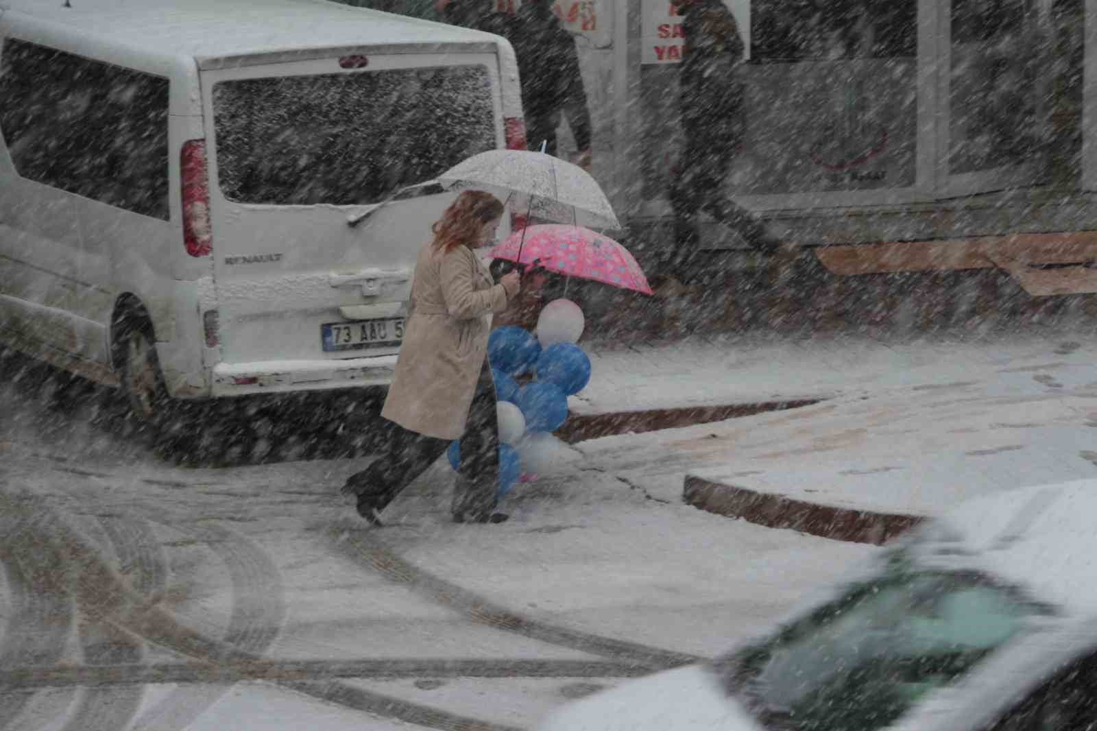 cizrede kar yagisi hava ve kara ulasimini felc etti 2 eIekfpPV