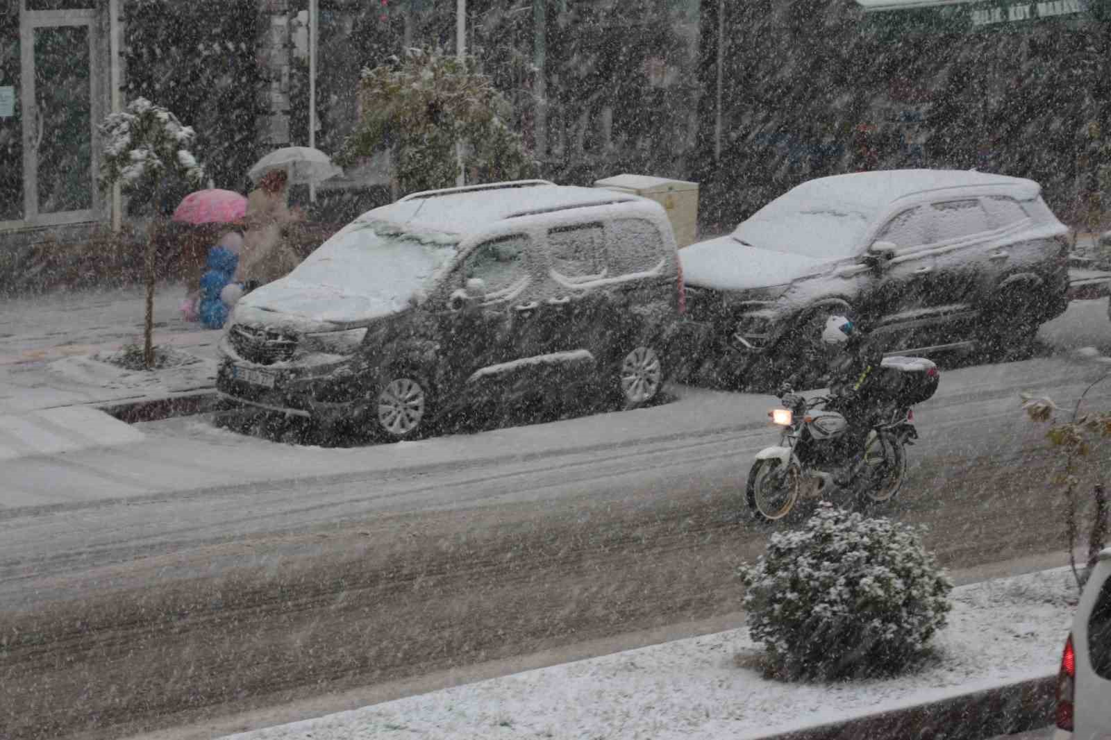 cizrede kar yagisi hava ve kara ulasimini felc etti 3 LrXcZwL2