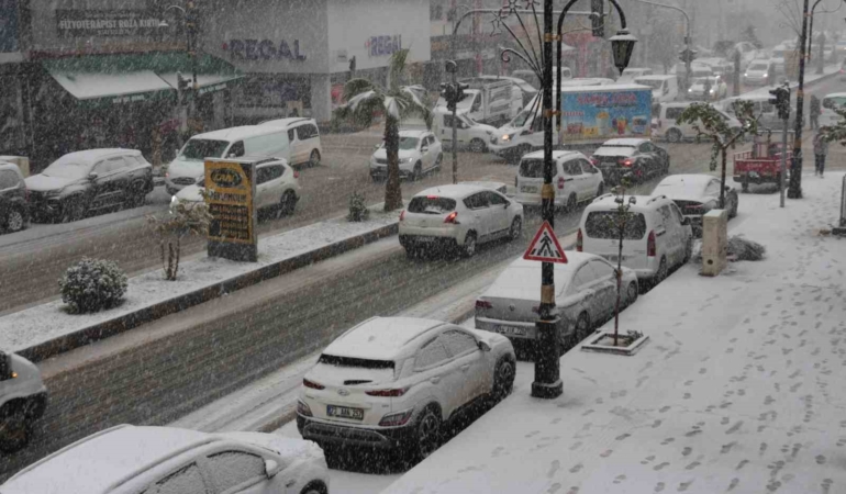 cizrede-kar-yagisi-hava-ve-kara-ulasimini-felc-etti-35JjpasE.jpg