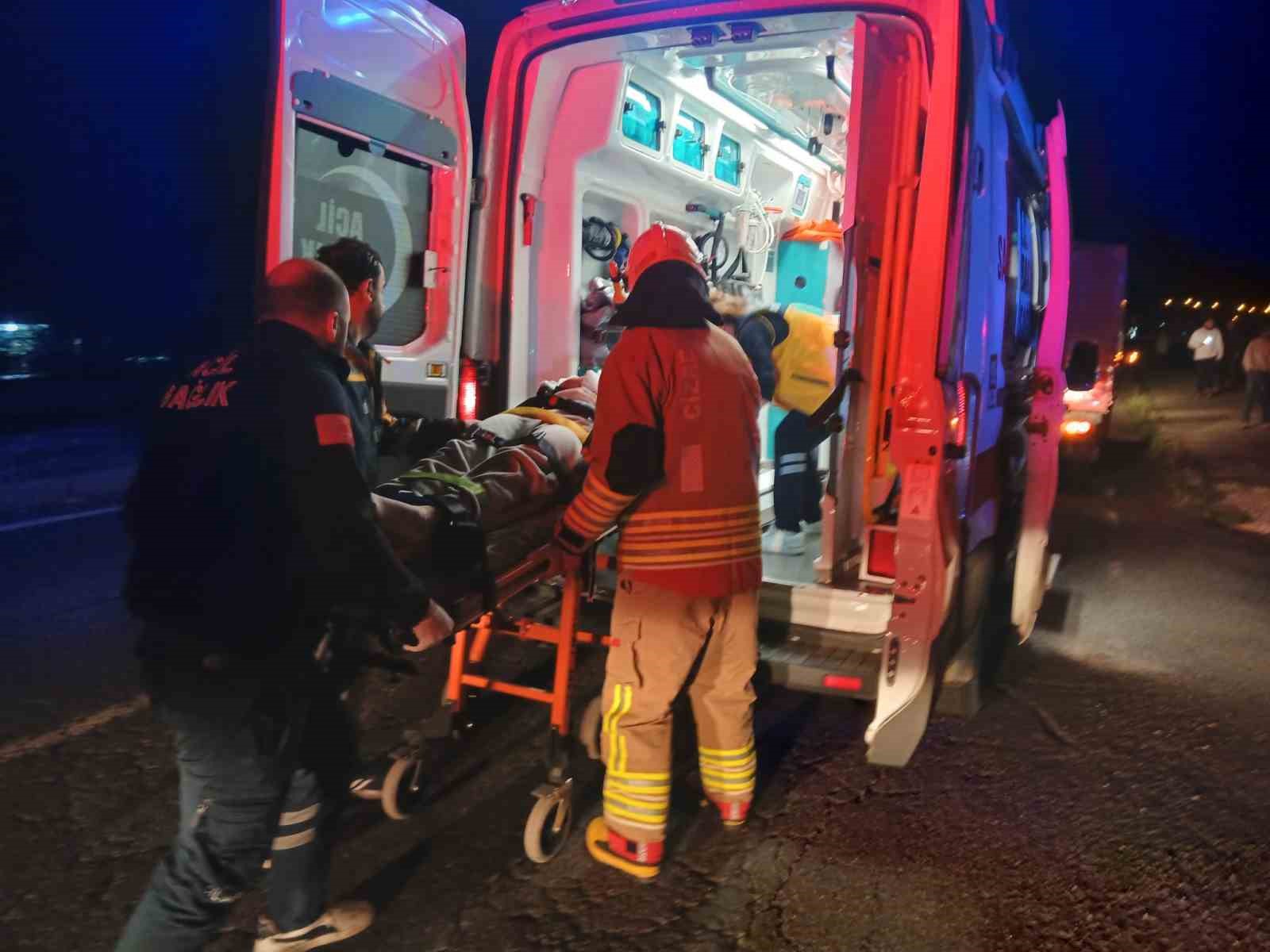 cizrede otomobil sarampole yuvarlandi 4 yarali 1
