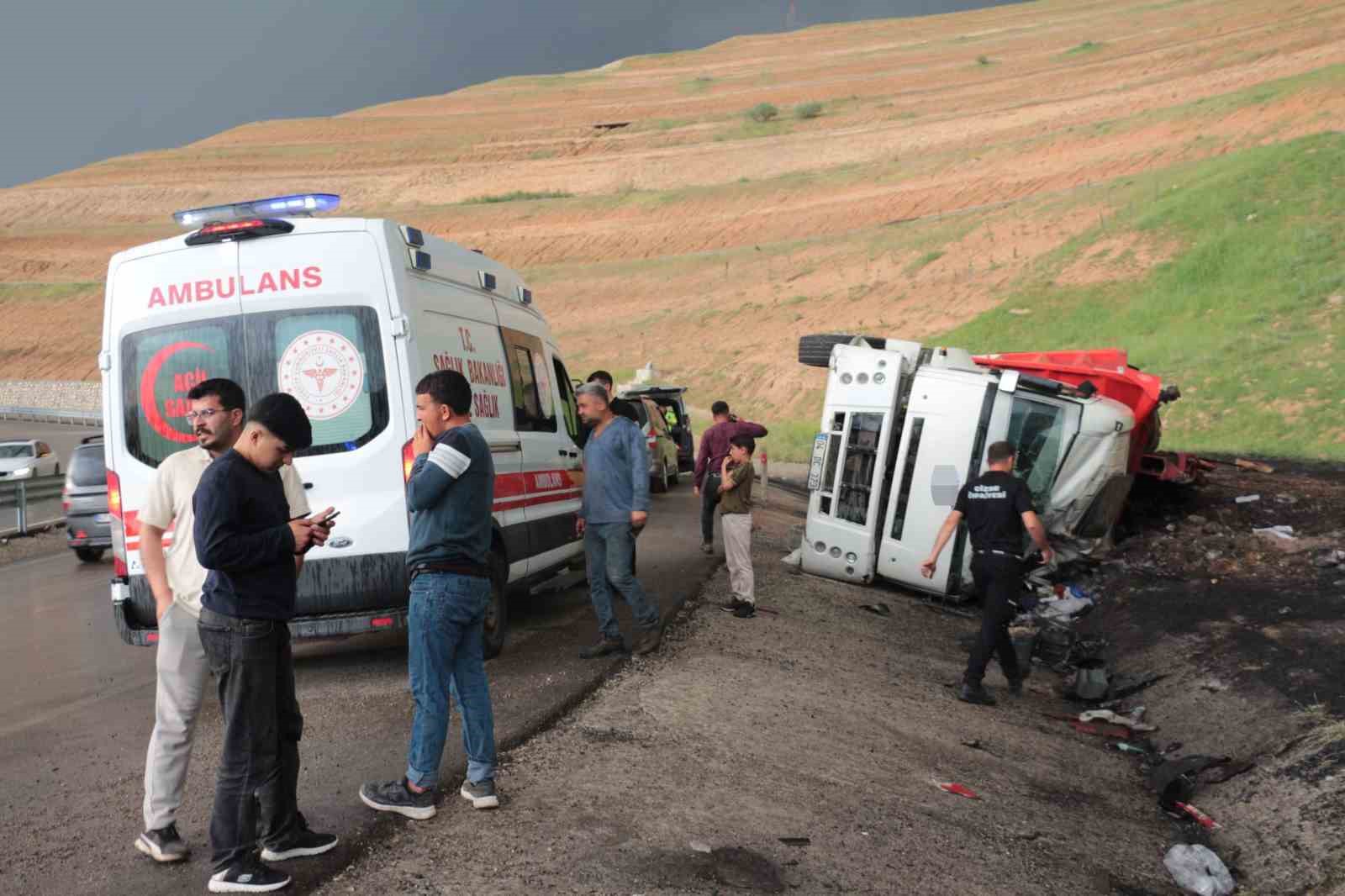 Cizre’de peş peşe kazalardan sonra vatandaşlar karayolunu ulaşıma kapattı 4 cizrede pes pese kazalardan sonra vatandaslar karayolunu ulasima kapatti 0 fkCWWBjJ