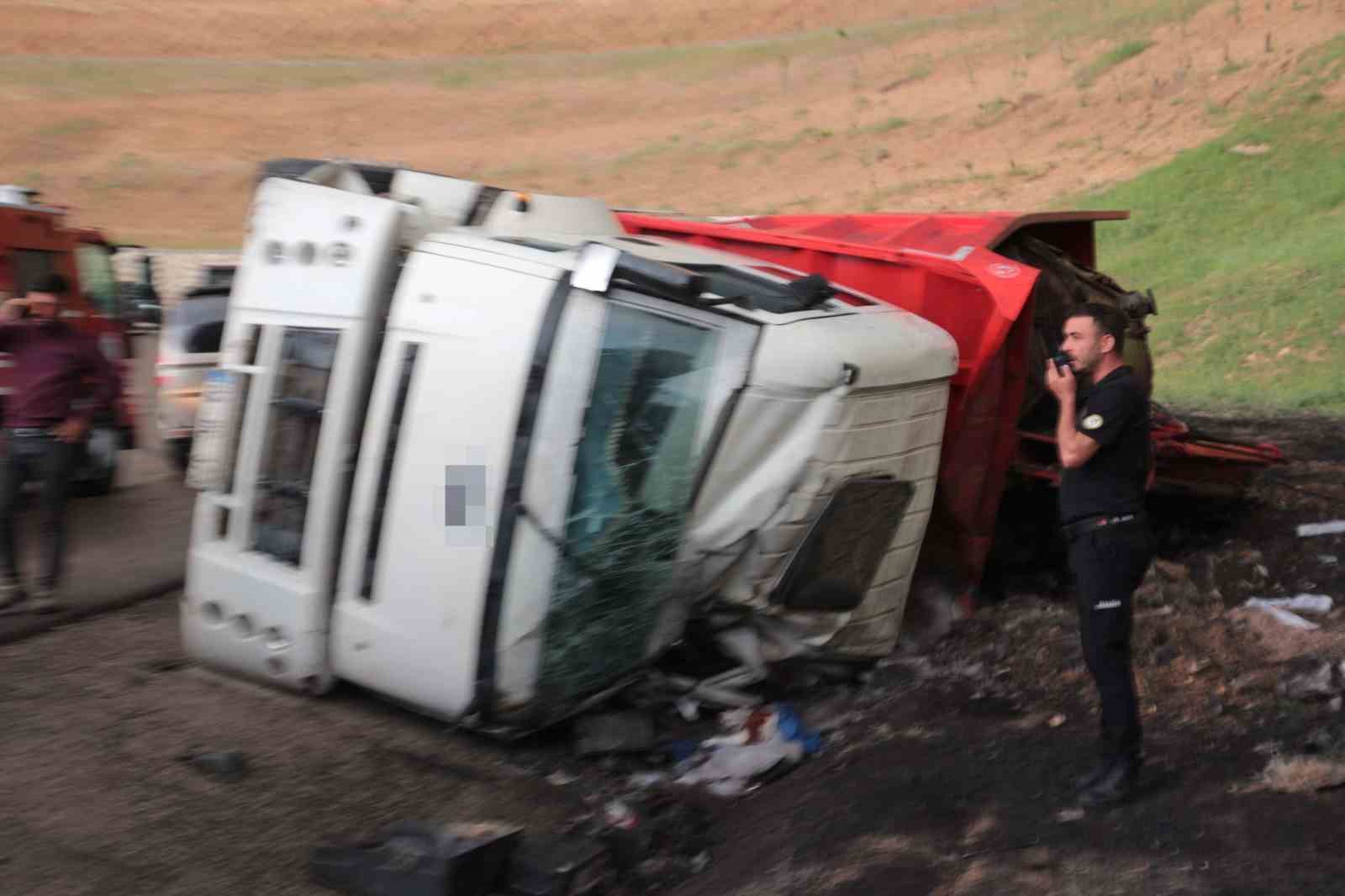 Cizre’de peş peşe kazalardan sonra vatandaşlar karayolunu ulaşıma kapattı 5 cizrede pes pese kazalardan sonra vatandaslar karayolunu ulasima kapatti 1 crPJsn5E