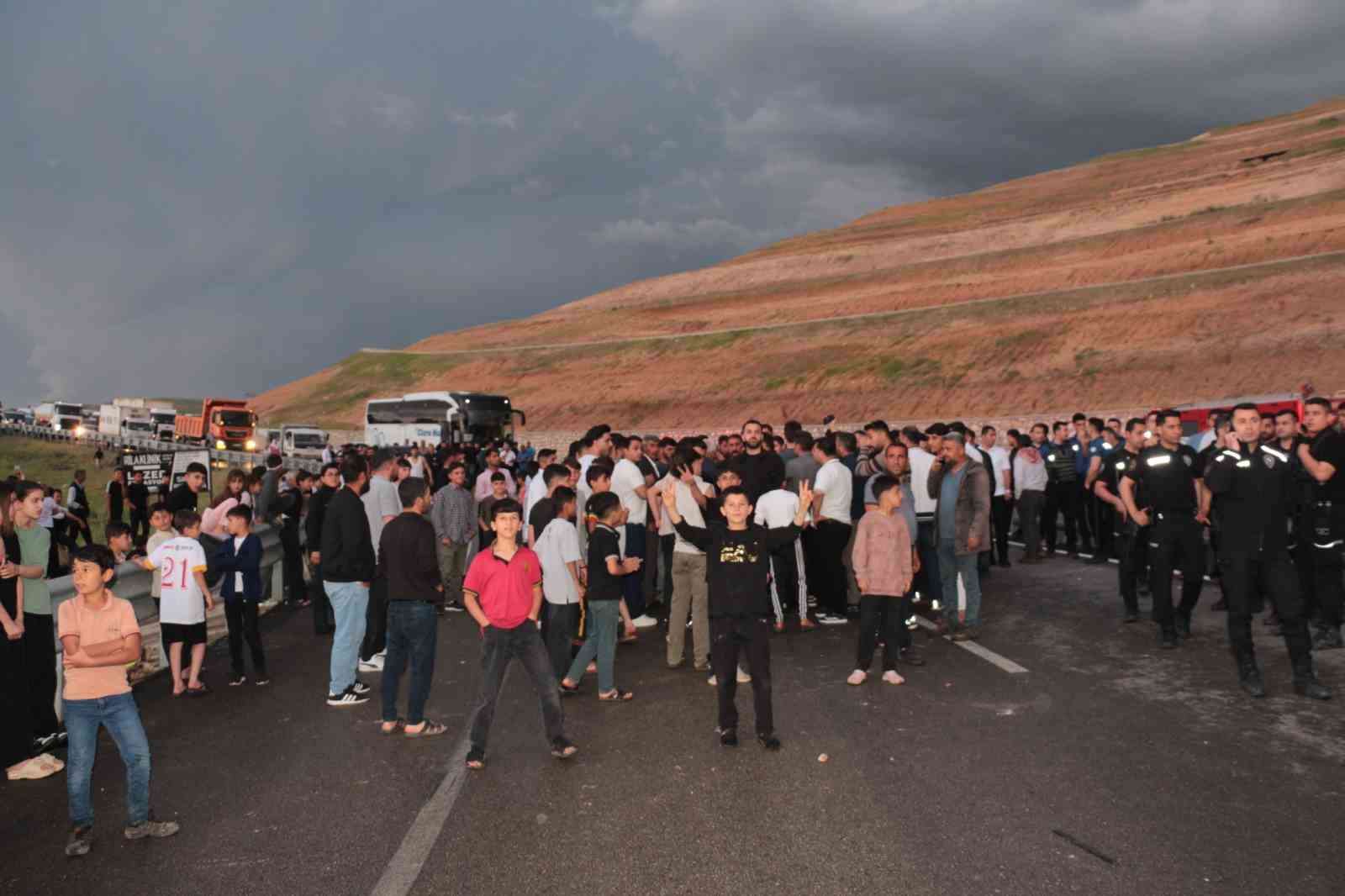 Cizre’de peş peşe kazalardan sonra vatandaşlar karayolunu ulaşıma kapattı 15 cizrede pes pese kazalardan sonra vatandaslar karayolunu ulasima kapatti 11 Sr24rBa2