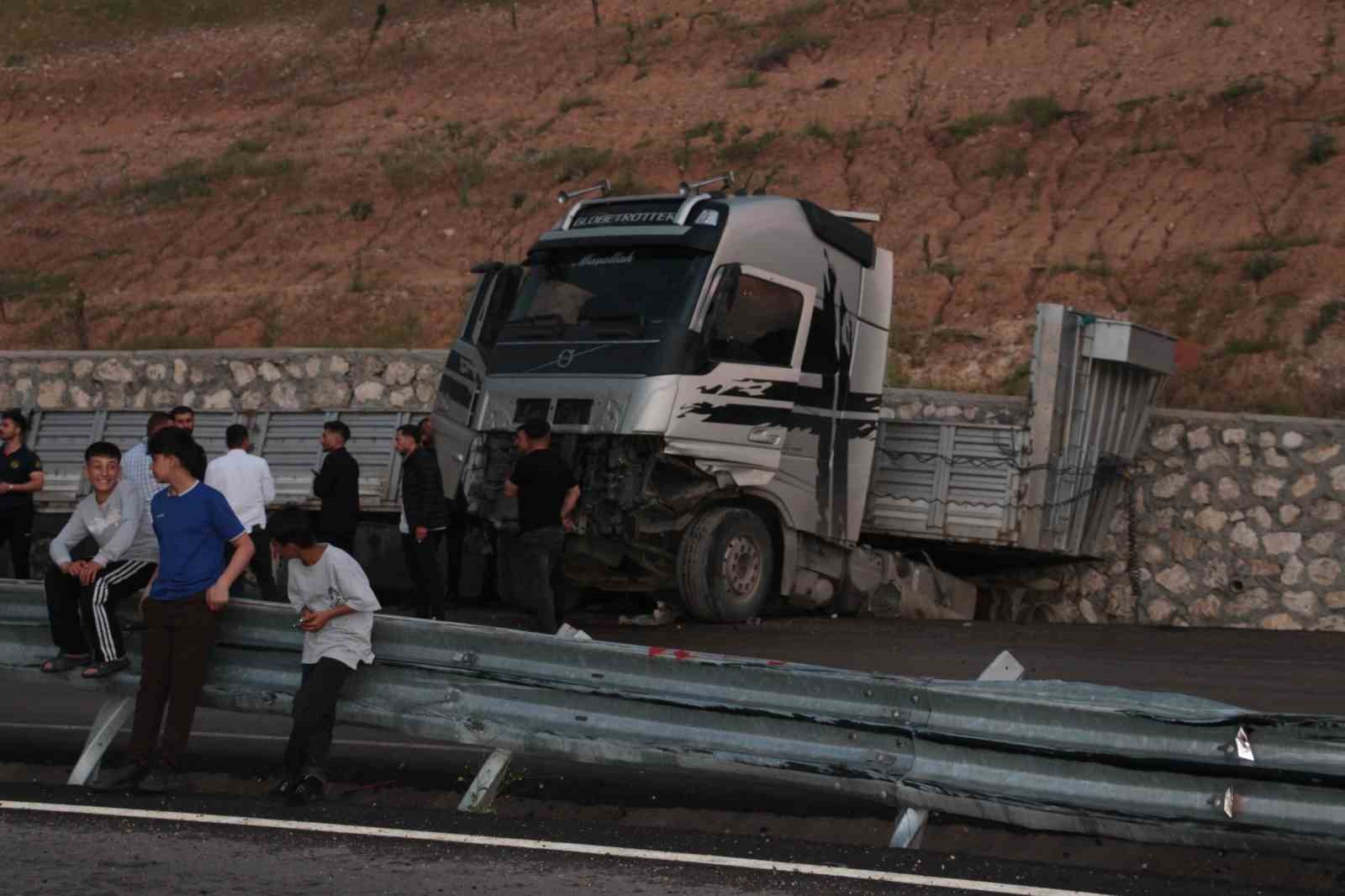 Cizre’de peş peşe kazalardan sonra vatandaşlar karayolunu ulaşıma kapattı 16 cizrede pes pese kazalardan sonra vatandaslar karayolunu ulasima kapatti 12