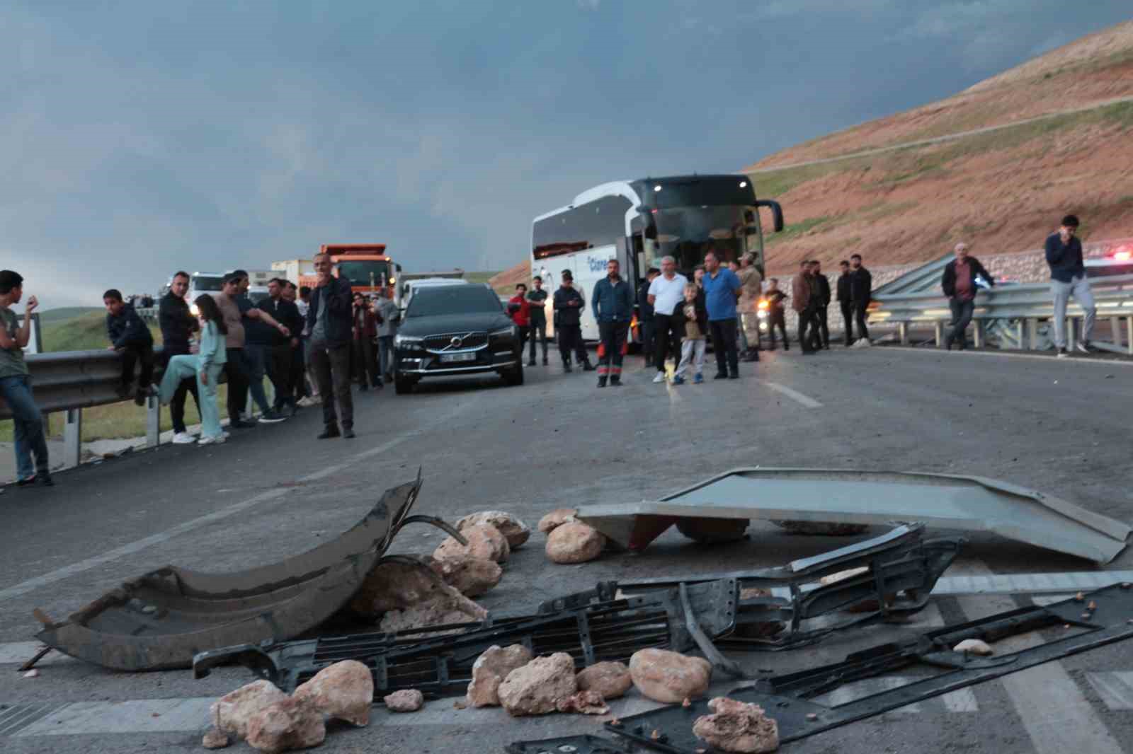 Cizre’de peş peşe kazalardan sonra vatandaşlar karayolunu ulaşıma kapattı 17 cizrede pes pese kazalardan sonra vatandaslar karayolunu ulasima kapatti 13