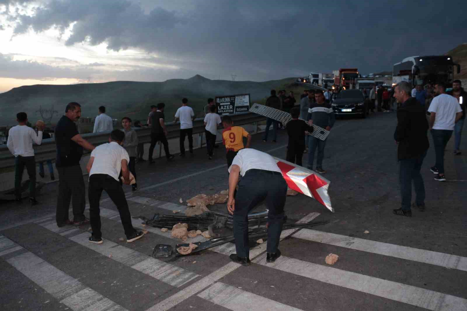Cizre’de peş peşe kazalardan sonra vatandaşlar karayolunu ulaşıma kapattı 18 cizrede pes pese kazalardan sonra vatandaslar karayolunu ulasima kapatti 14 Ajq27ZiW