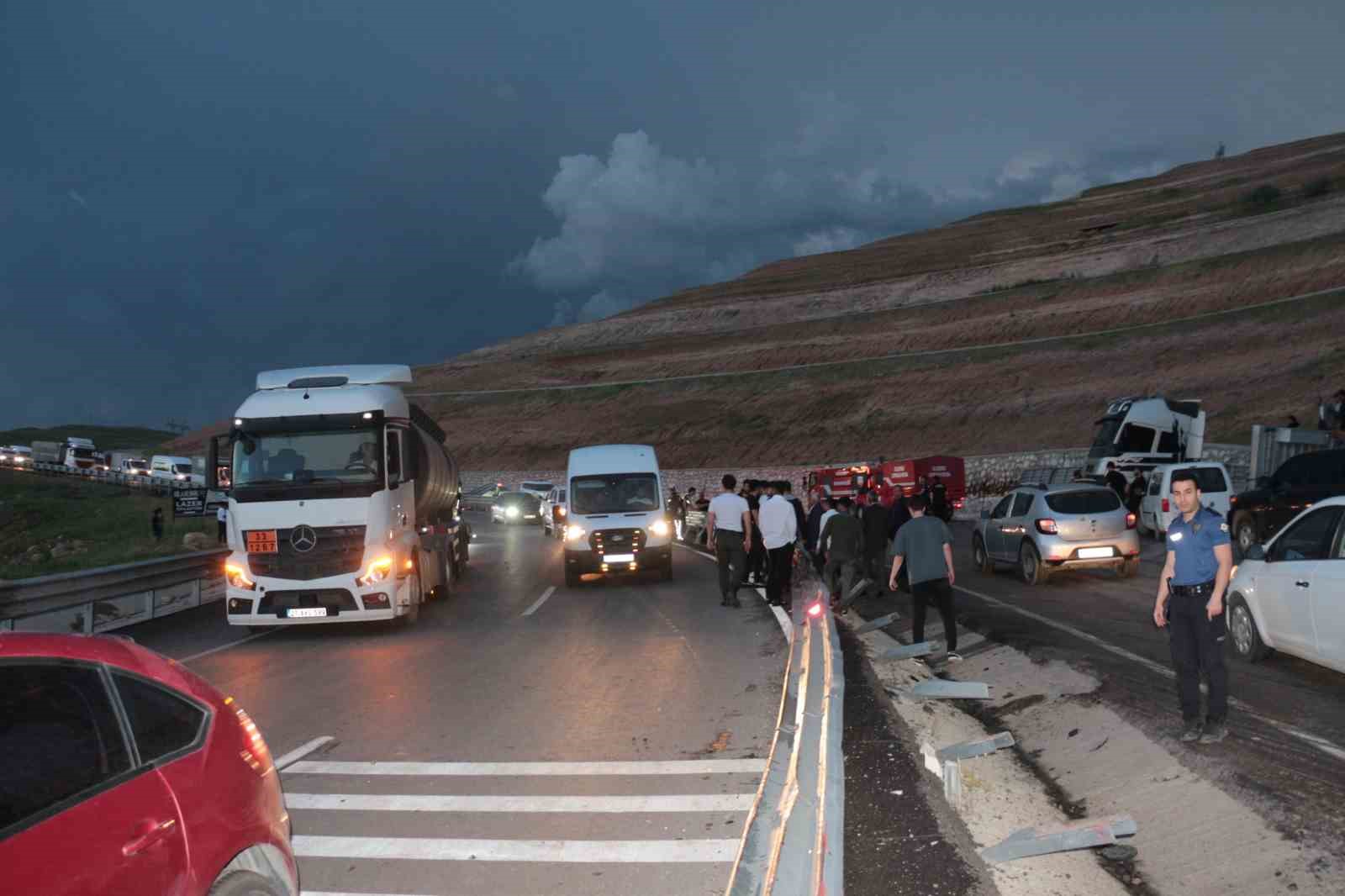 Cizre’de peş peşe kazalardan sonra vatandaşlar karayolunu ulaşıma kapattı 19 cizrede pes pese kazalardan sonra vatandaslar karayolunu ulasima kapatti 15