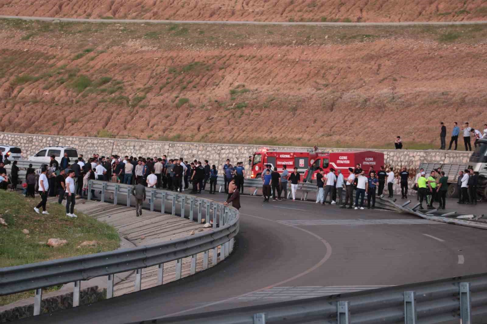 Cizre’de peş peşe kazalardan sonra vatandaşlar karayolunu ulaşıma kapattı 10 cizrede pes pese kazalardan sonra vatandaslar karayolunu ulasima kapatti 6 qpkO3wbr
