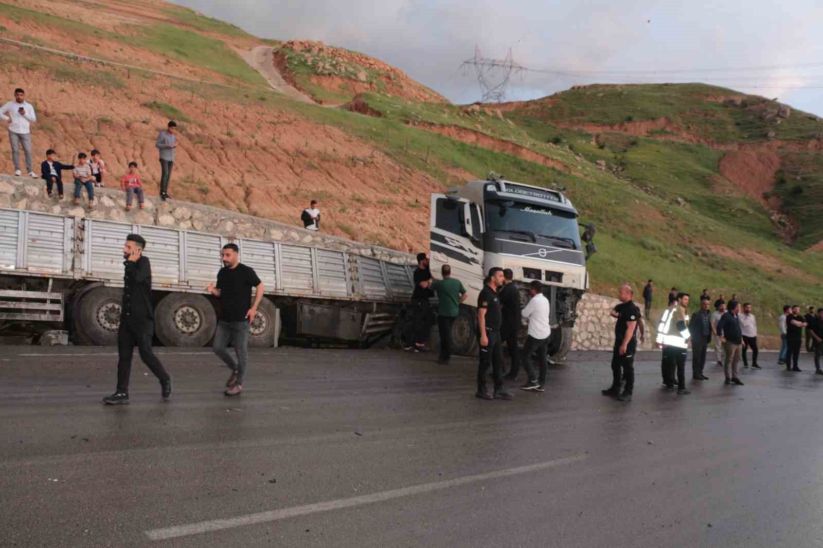 Cizre’de peş peşe kazalardan sonra vatandaşlar karayolunu ulaşıma kapattı 11 cizrede pes pese kazalardan sonra vatandaslar karayolunu ulasima kapatti 7 2hGbJL8N