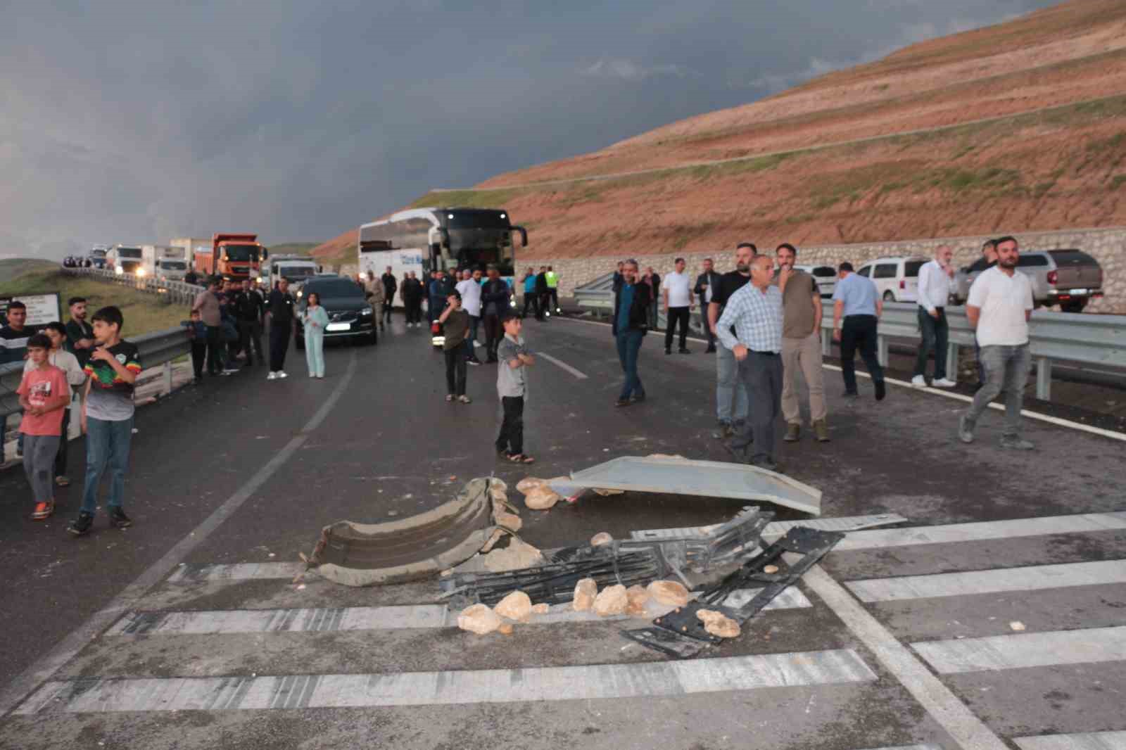 Cizre’de peş peşe kazalardan sonra vatandaşlar karayolunu ulaşıma kapattı 12 cizrede pes pese kazalardan sonra vatandaslar karayolunu ulasima kapatti 8 MpeSAeil