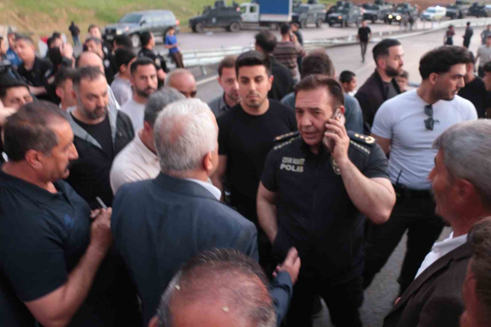 Cizre’de peş peşe kazalardan sonra vatandaşlar karayolunu ulaşıma kapattı 13 cizrede pes pese kazalardan sonra vatandaslar karayolunu ulasima kapatti 9 BWGytKvy
