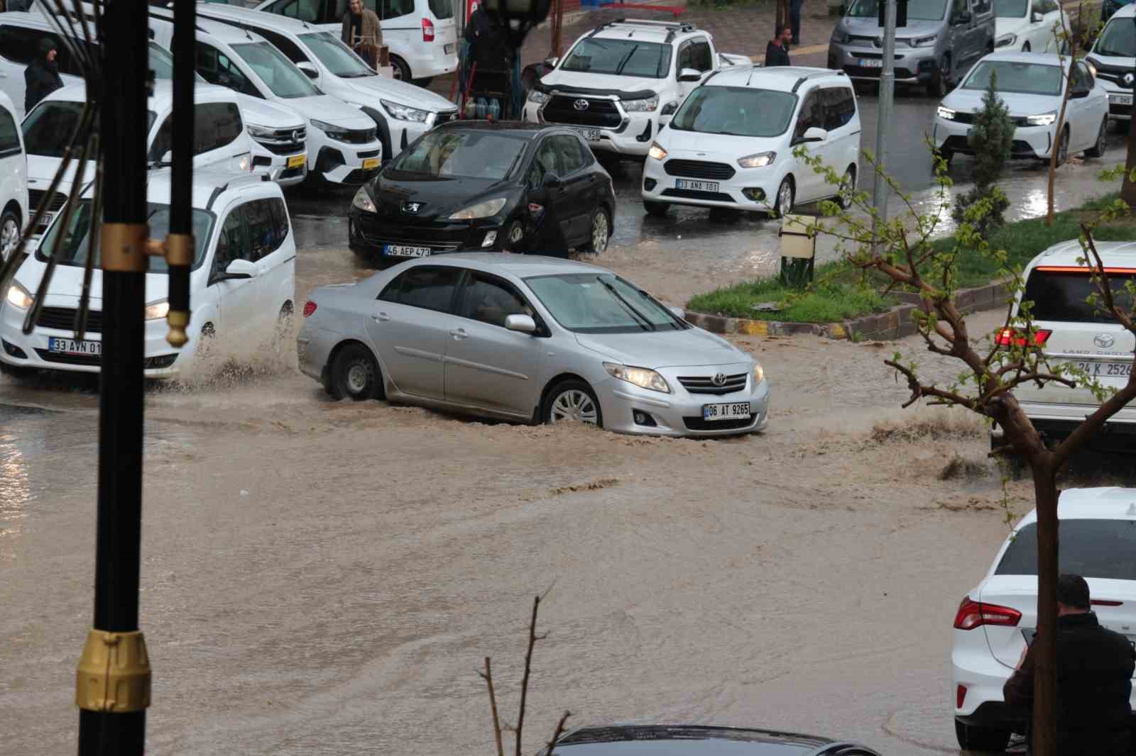 cizrede saganak yagis cadde ve sokaklari gole cevirdi 0