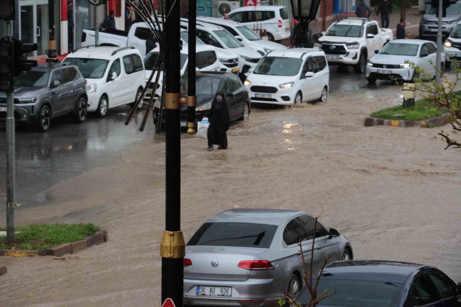 cizrede saganak yagis cadde ve sokaklari gole cevirdi 1