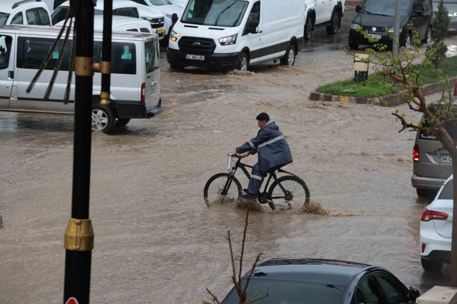 cizrede saganak yagis cadde ve sokaklari gole cevirdi 2 jLsvfBdt