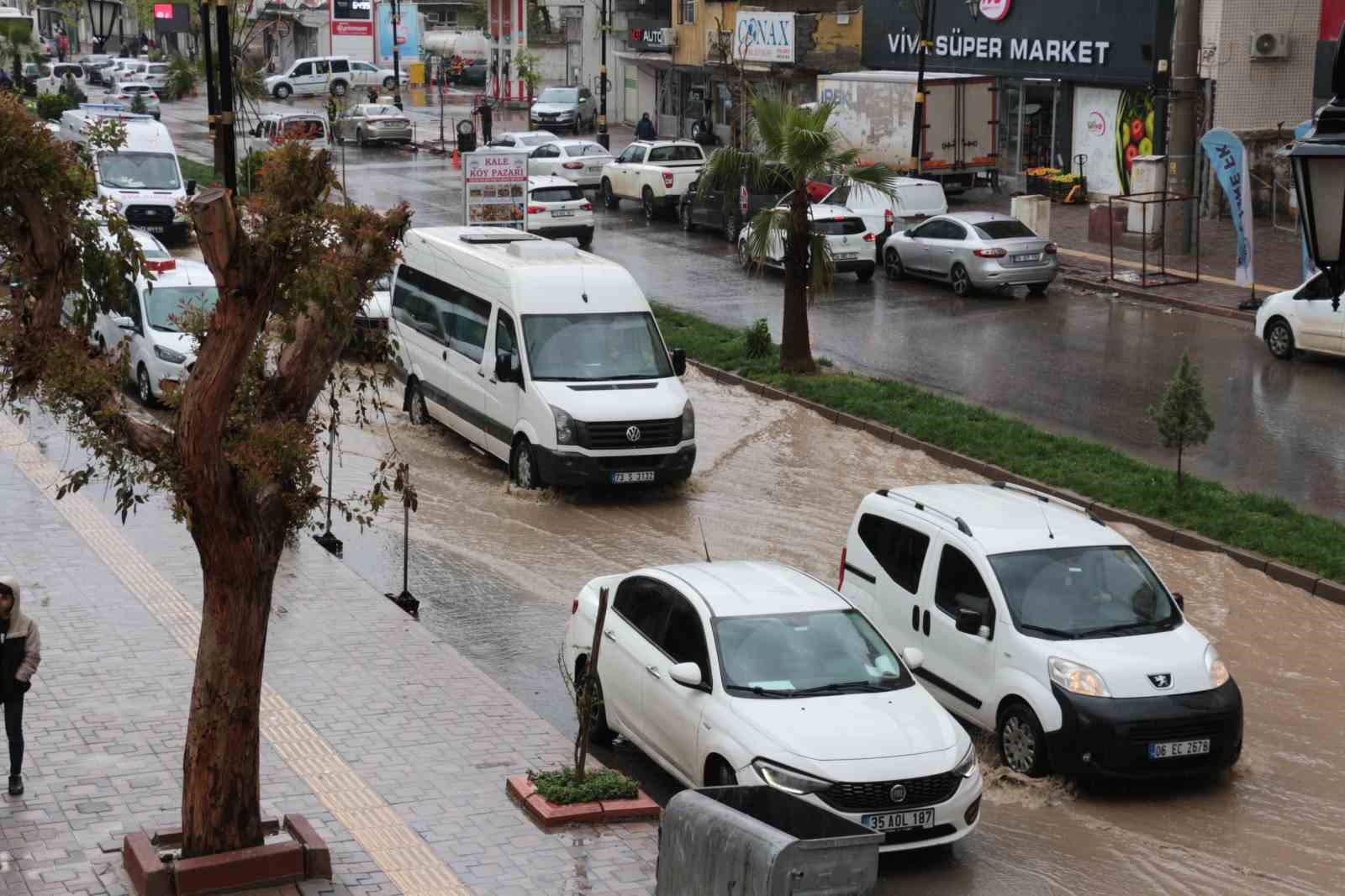 cizrede saganak yagis cadde ve sokaklari gole cevirdi 3